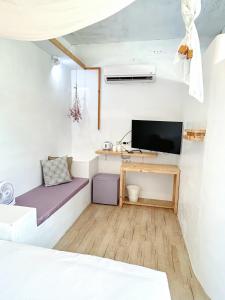 滿州鄉的住宿－白色領地日出海景民宿，小房间设有床铺和电视
