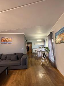 Posezení v ubytování Cozy 3 room apartment in Tallinn