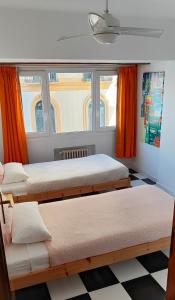 2 camas en una habitación con ventana en Apartamento Plaza Merced, en Málaga