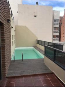 une piscine sur le toit d'un bâtiment dans l'établissement Oasis urbano para 3 personas: terraza y piscina en Córdoba, à Córdoba
