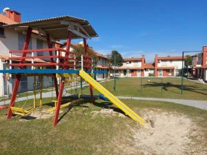 Children's play area sa Apartamento em Capão Novo com piscina