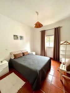 een slaapkamer met een groot bed en een raam bij Casa Mourato in Alpedriz