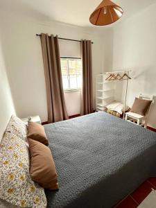 Un pat sau paturi într-o cameră la Casa Mourato