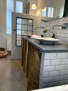 a bathroom with a counter with a sink at Maison de caractère avec jardin arboré en Avignon in Avignon