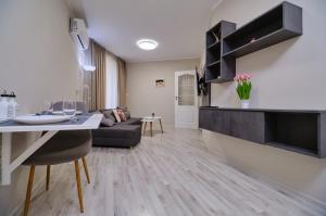 cocina y sala de estar con sofá y mesa en Cozy 1-bed Apartment 2 en Plovdiv