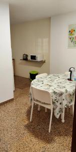 cocina con mesa y sillas en una habitación en Apartamento Plaza Merced, en Málaga