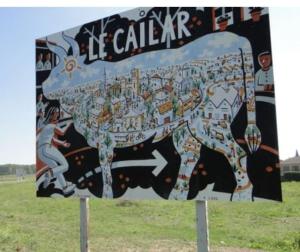 obraz krowy na znaku na polu w obiekcie Studio en Petite Camargue w mieście Le Cailar