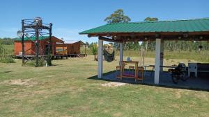 um parque infantil com um pavilhão e um baloiço em Campo Verde III em Concordia
