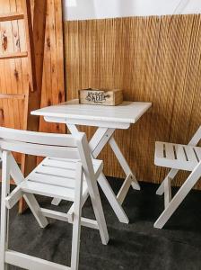 Biały stół i krzesła z pudełkiem na górze w obiekcie Campo Verde III w mieście Concordia