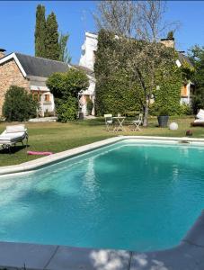 duży niebieski basen przed domem w obiekcie Preciosa habitación en suite w mieście Algete