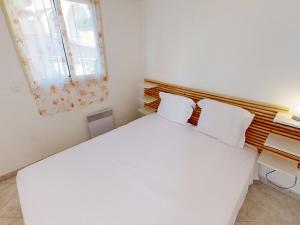 ein weißes Bett in einem Zimmer mit Fenster in der Unterkunft Appartement Menton, 3 pièces, 5 personnes - FR-1-196-193 in Menton