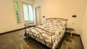 Schlafzimmer mit einem Bett, einem Tisch und Fenstern in der Unterkunft B&B Ladislaus in Ladispoli