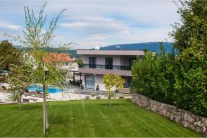 Bazén v ubytování Villa Viktoria with private pool, barbecue, gym, children's playground nebo v jeho okolí