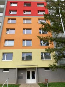 um edifício multicolorido com um vermelho em U KOSMONAUTA em Děčín