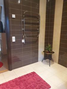 een badkamer met een douche en een roze tapijt bij Lyxvilla i Karlshamn in Karlshamn
