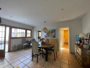 a kitchen and dining room with a table and chairs at Preciosa habitación en suite in Algete