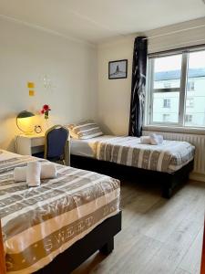 Pokój z 2 łóżkami, biurkiem i oknem w obiekcie G-1215 apartment w mieście Ytri-Njarðvík