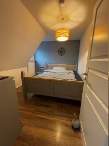 a small bedroom with a bed in a attic at Ferienwohnung Seemöwe in Emden