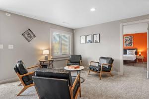 uma sala de estar com cadeiras e uma mesa em Modern Home-Garage-Scenic Patio em Rapid City