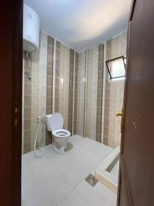 a bathroom with a toilet and a bath tub at شاليه 