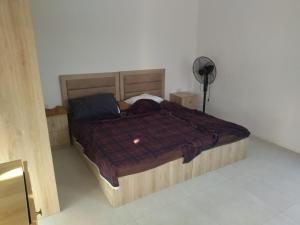 1 dormitorio con 1 cama grande de madera en una habitación en شاليه, 