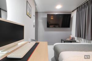 TV a/nebo společenská místnost v ubytování Ggumgguda Hotel