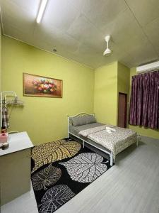 een kamer met een bed, een tafel en een aanrecht bij SRI TEGUH HOMESTAY in Tanah Merah