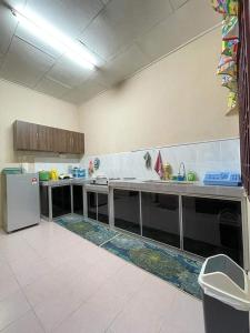 een lege keuken met een aanrecht en een koelkast bij SRI TEGUH HOMESTAY in Tanah Merah