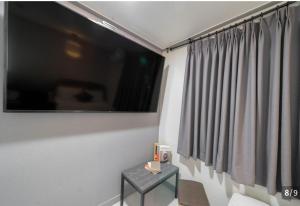 TV a/nebo společenská místnost v ubytování Ggumgguda Hotel