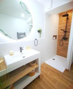 y baño con lavabo blanco y ducha. en CASA ROSA, Un petit Cocon Catalan, en Ortaffa