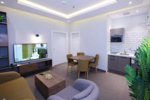 a living room with a dining table and a kitchen at شقق المبات للشقق المخدومة in Riyadh