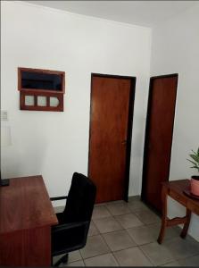 un ufficio con scrivania, sedia e porta di Dpto Independiente Lanus Oeste a Gerli