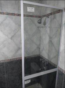 La salle de bains est pourvue d'une douche et d'un lavabo. dans l'établissement Dpto Independiente Lanus Oeste, à Gerli