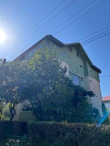 Bubinga في كروشيفاتس: مبنى امامه شجرة