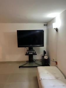 a living room with a flat screen tv on a wall at Hermoso apartamento ubicado en uno de los mejores sectores de la ciudad in Cali