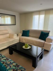 a living room with a couch and a coffee table at Hermoso apartamento ubicado en uno de los mejores sectores de la ciudad in Cali