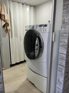 Eine Waschmaschine befindet sich in einem Zimmer in der Unterkunft Hermoso apartamento ubicado en uno de los mejores sectores de la ciudad in Cali