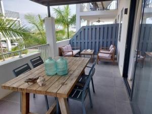 een houten tafel met blauwe vazen op een balkon bij MaJa appartement Bonaire in Kralendijk