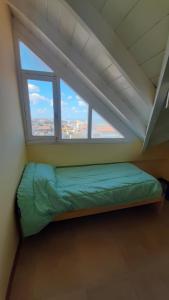 una cama en una habitación con una ventana grande en Apartamento Brisas del Mar, en Santa Clara del Mar