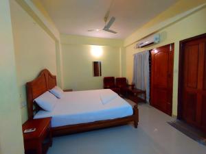 เตียงในห้องที่ Sea Star Beach Resort Kovalam