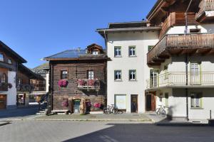 a building on a street with bikes parked in front of it at Bait dal Colocator in Livigno