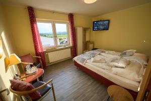 ein kleines Schlafzimmer mit einem Bett und einem Fenster in der Unterkunft Limburger MiKa Zimmer & Garten & E-Ladestation in Limburg an der Lahn