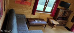 un soggiorno con divano e tavolo di Jeziorny Raj a Pozezdrze