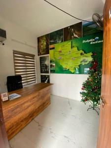 una oficina con un escritorio con un árbol de Navidad. en DOLPHIN ENCLAVE SERVICE STUDIO APARTMENTS en Kalpatta