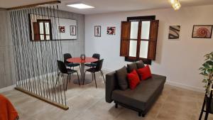 ein Wohnzimmer mit Sofa und Tisch in der Unterkunft Underground SINTRA experiencia in Almansa