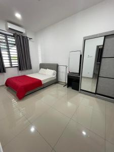 Schlafzimmer mit einem roten Bett und einem Spiegel in der Unterkunft cuti-cuti port dickson homestay in Port Dickson