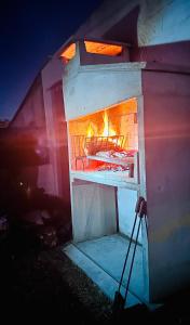 una chimenea en una casa con cámara en Casa Alquiler Cuchilla Alta 2 en Cuchilla Alta