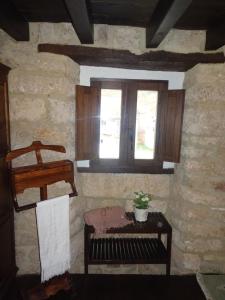 een kamer met een tafel en een raam bij LA CASONA DE ESCALADA in Escalada