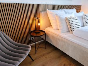 ein Schlafzimmer mit einem Bett, einem Tisch und einem Stuhl in der Unterkunft STAYTONA Klima Balkon 2-Arbeitsplätze nahe FFM in Erlensee