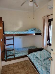 two bunk beds in a room with a mirror at Apartamento con Terraza y Parrillero in Piriápolis